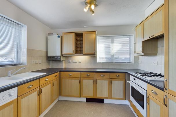 2 bedroom Flat To Let - Photo 1