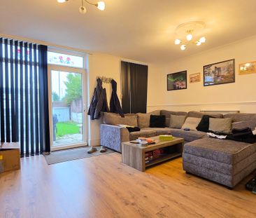 £1,000 PM · Hollow Croft, Liverpool, Merseyside - Photo 2