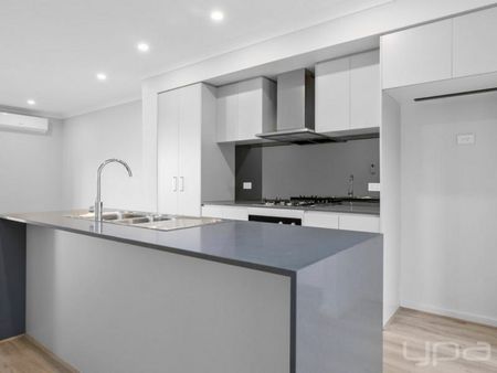 THREE BEDROOM TOWNHOUSE - Photo 4