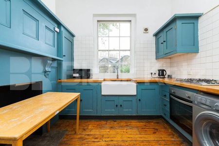 Newly decorated property set on the second floor of a large period house - Photo 4