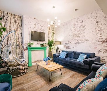 Wonderful 6 Bedroom Charactered Home located in the town centre of ... - Photo 1