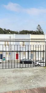 ONE WEEK FREE RENT - Central 2 Bedroom Living in Newtown - Photo 3