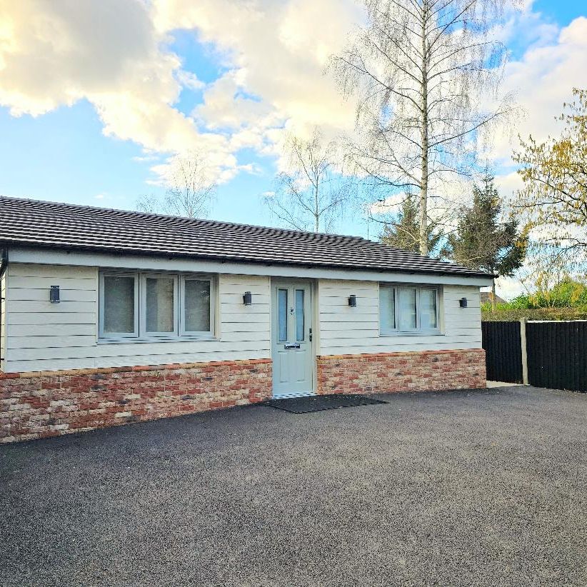 2 bed detached bungalow to rent in Southlands Road, Crays Hill, CM11 - Photo 1