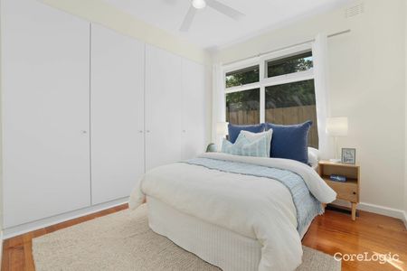 SPACIOUS AND BRIGHT 3 BEDROOM FAMILY HOME WITH 3 LIVING AREAS - Photo 3