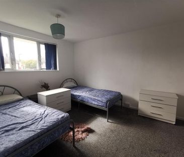 4 bedroom terraced house to rent - Photo 4