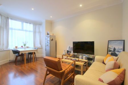 3 Bedroom Flat, Melrose Avenue, Mitcham - Photo 4