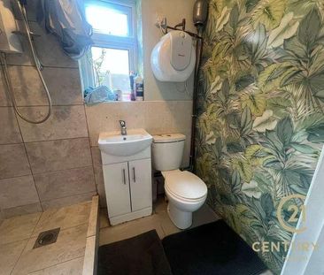 Annex, Sutton Square, TW5 - Photo 6